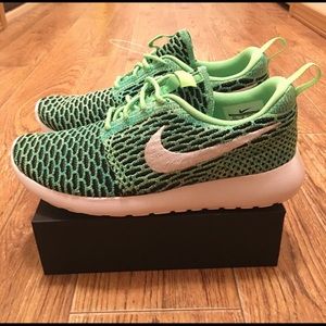 NWOT: Nike Rosie Flyknit Womens Running shoe